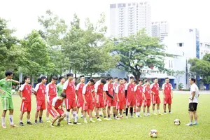 Các đội tập luyện chờ ngày khai mạc giải