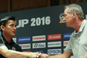 Kiatisak đăng lại bức ảnh bắt tay cùng ông Riedl