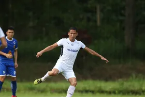 Anh Đức lập cú đúp cho HA.GL... (Ảnh: MINH TRẦN)