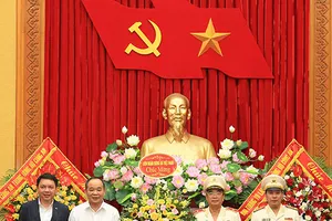 Lãnh đạo Bộ VH-TT&DL, VFF tặng hoa chúc mừng CLB CAND