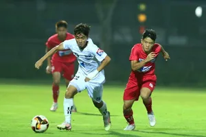 HA.GL (áo trắng) vượt qua PVF để tạm dẫn ngôi đầu bảng A