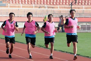 Các trọng tài trong phần kiểm tra thể lực ở đợt 2 tập huấn giữa giai đoạn mùa bóng 2020