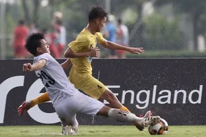 HA.GL (áo trắng) giành vé vào bán kết với vị trí nhì bảng A