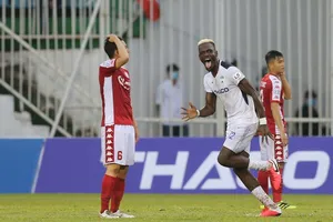 Hàng thủ thi đấu như... mơ ngủ của CLB TPHCM đã dẫn đến trận thua 5 bàn ở vòng 13. Ảnh: DŨNG PHƯƠNG