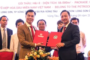 Ông Nguyễn Khánh Lâm – Chủ tịch HĐQT kiêm TGĐ Công ty CP Xây dựng World Steel (bên trái) và ông Phạm Văn Triêm – Chủ tịch HĐQT Công ty CP Đầu tư & Xây dựng Tân Phước Thịnh (bên phải) trong lễ ký kết hợp đồng