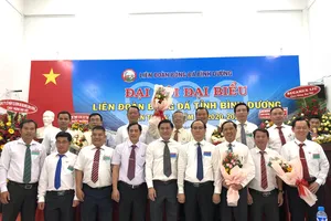 Lãnh đạo VFF chụp ảnh lưu niệm cùng Ban chấp hành nhiệm kỳ mới của BFF