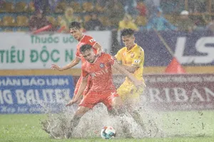 Dù thua Nam Định trong trận "thủy chiến", Đà Nẵng cũng kịp sớm giành vé trụ hạng. Ảnh: MINH HOÀNG