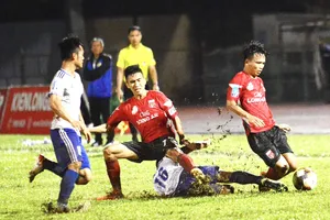 Huế giữ lợi thế trong cuộc đua trụ hạng