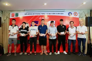 Đại diện nhà tài trợ trao quà cho các đội dự giải. Ảnh: Thanh Đình
