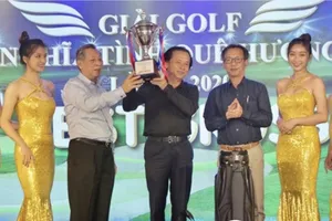 Ông Nguyễn Quốc Dũng (trái), trưởng BTC và nhà báo Nguyễn Quang Thông, Tổng biên tập Báo Thanh Niên(phải) cùng trao giài Best Gross