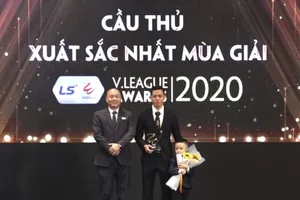 Văn Quyết năm thứ 2 liên tiếp được vinh danh. Ảnh: MINH HOÀNG