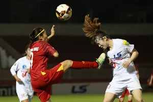 Pha tranh bóng quyết liệt giữa Huỳnh Như và cầu thủ đội Hà Nội II. Ảnh: DŨNG PHƯƠNG