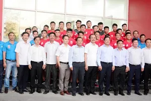 Tập thể đội Long An chụp ảnh lưu niệm với các lãnh đạo UBND Tỉnh, Sở VHTT, Nhà tài trợ. Ảnh: Anh Tuấn