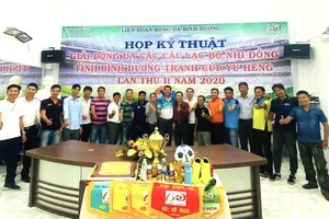 Đại diện các đội cùng BTC chụp hình lưu niệm 