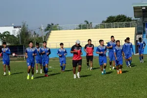 Thầy trò đội bóng vẫn tập luyện trong những ngày qua