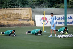 Thủ môn Tấn Trường (bìa trái) trong buổi tập mới đây ở ĐTQG. Ảnh: MINH HOÀNG