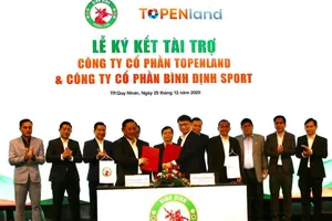 CLB Bình Định nhận được tiền tài trợ 300 tỷ đồng cho 3 mùa từ Topeland và Hưng Land. Ảnh: DŨNG PHƯƠNG 