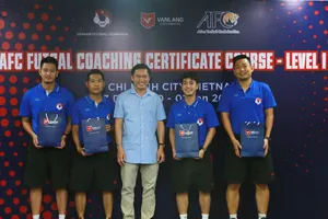 Ông Trần Anh Tú trao quà tặng cho các học viên tham dự