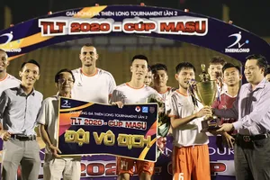 Đội Đà Nẵng trong niềm vui giành Cúp vô địch. Ảnh: DŨNG PHƯƠNG