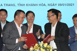 Đại diện nhà tài trợ và CLB Khánh Hòa tại buổi ký hợp đồng. Ảnh: Dũng Phương 