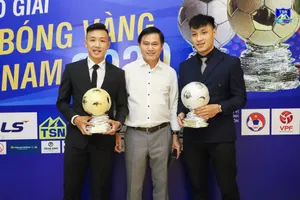 Minh Trí cùng thủ môn Văn Ý chụp ảnh kỷ niệm với Chủ tịch Trần Anh Tú ở đêm Gala. Ảnh: DŨNG PHƯƠNG