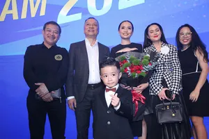 Gia đình Văn Quyết có mặt tại Gala chung vui cùng anh. Ảnh: DŨNG PHƯƠNG 