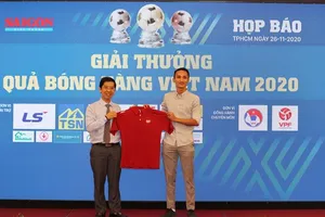 Ông Nguyễn Tuấn Thanh trao tặng áo kỷ niệm đến Phó Tổng biên tập Báo SGGP, trưởng BTC Giải thưởng QBV Việt Nam Nguyễn Nhật