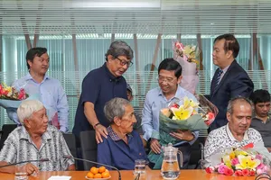 Ban tổ chức thăm hỏi sức khỏe ông Trần Kim Sang. Ảnh: DŨNG PHƯƠNG