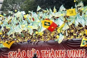 Khán giả SLNA vốn nổi tiếng rất nhiệt với đội nhà, cả trên sân Vinh lẫn sân khách