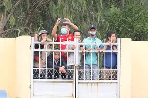 Các sân bóng bắt đầu đóng cửa không đón khán giả