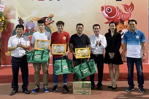 Ban tổ chức cùng nhà tài trợ trao thưởng cho các tác giả đoạt giải