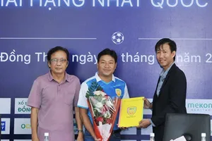 Ông Tống Văn Lâm (bìa phải) cùng ê kíp cộng sự lên phương án để tái thiết bóng đá Đồng Tháp 