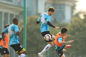 Các ngoại binh "tiền tỉ" ở Hà Nội FC chưa thể hiện như mong chờ. Ảnh: HNFC