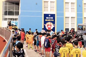 Không khí ở buổi kiểm tra như ngày hội của bóng đá trẻ Thành phố. Ảnh: Anh Trần