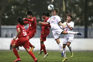 Đội Hà Nội (áo trắng) đánh rơi chiến thắng vào phút bù giờ. Ảnh: MINH HOÀNG