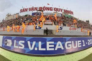 Sân Quy Nhơn đang sống lại hình ảnh "chảo lửa" bóng đá miền Trung. Ảnh: DŨNG PHƯƠNG 