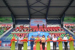 Lễ cắt băng khánh thành khán đài A trước trận Bình Phước - Quảng Nam. Ảnh: DŨNG PHƯƠNG 