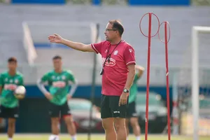 HLV Polking cảm nhận áp lực khi đội nhà đã có trong tay 4 thất bại. Ảnh: HCMFC