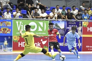 Hưng Gia Khang Đắk Lắk (áo đỏ) thể hiện sức mạnh trước VietFootball 