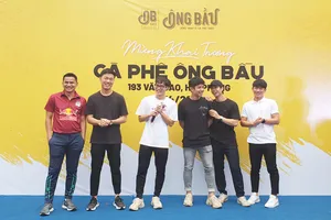 HLV Kiatisak cùng đại diện cầu thủ HAGL đến chia vui cùng Văn Toàn 