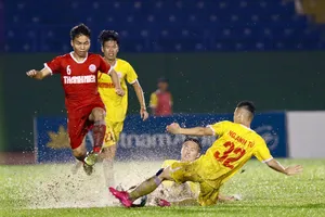 SLNA (áo đỏ) vượt qua Hà Nội trong trận "thủy chiến"