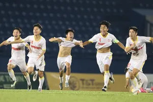 Niềm vui của Học viện NutiFood sau chiến thắng ở loạt sút luân lưu. Ảnh: Đông Huyền