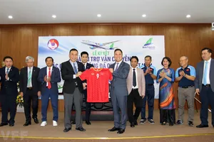 Lãnh đạo VFF trao tặng áo đội tuyển cho nhà tài trợ. Ảnh: VFF