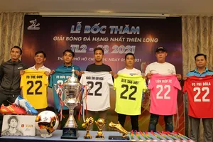 Đại diện các đội tham dự chụp hình lưu niệm cùng nhà tài trợ trang phục thi đấu là nhãn hàng MASU. Ảnh: DŨNG PHƯƠNG