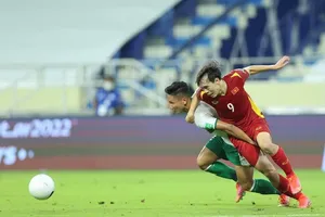 Hàng tiền vệ Indonesia luôn vất vả trước lối đá tốc độ của Văn Toàn. Ảnh: Thiều Anh