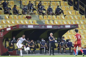 HLV Bert van Marwijk cùng đội tuyển UAE kịp giành vé đi tiếp ở vòng đấu cuối cùng. Ảnh: ANH KHOA