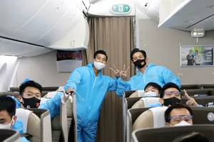 Đội tuyển Việt Nam được bố trí ngồi khoang riêng trên máy bay từ UAE về TPHCM. Ảnh: ĐOÀN NHẬT 