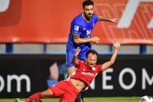 Trọng Hoàng bế tắt trước hệ thống phòng ngự của đội chủ nhà. Ảnh: VTFC