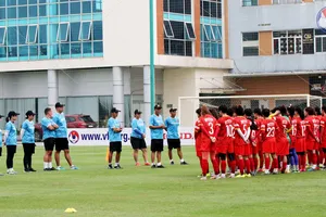 HLV Mai Đức Chung phổ biến nội dung trước buổi tập chiều 22-7