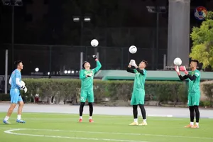 Trợ lý Thế Anh với các thủ môn Tấn Trường, Văn Toản và Văn Hoàng trong một buổi tập